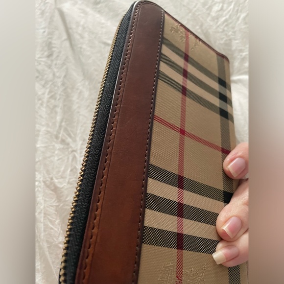 Like New! Authentic Burberry Wallet - Picture 14 of 15